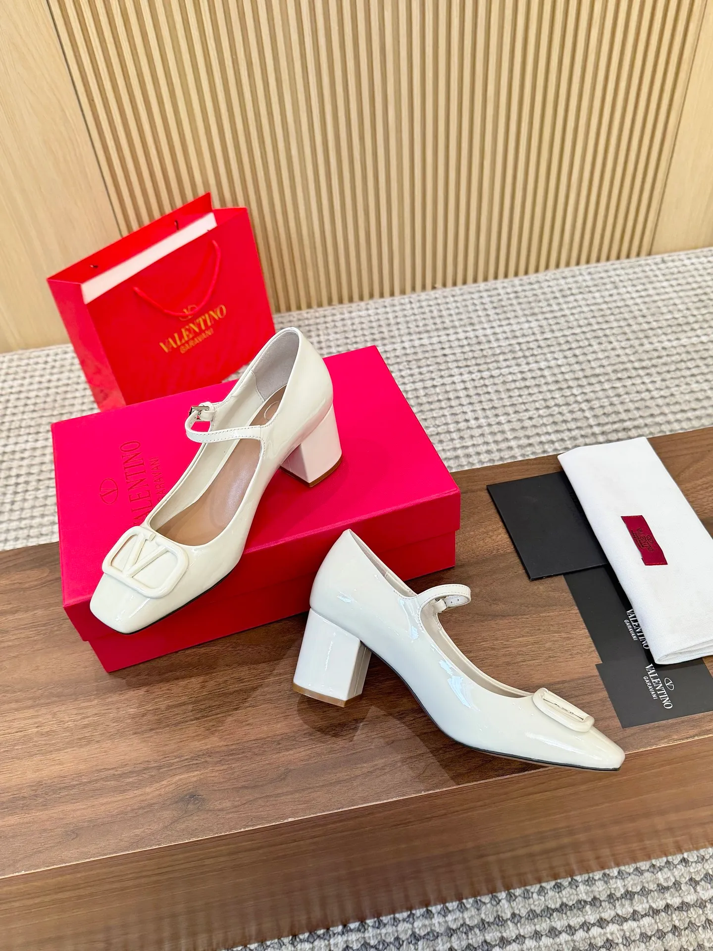 👟👟Ex-factory price 460👟👟 Genuine leather sole + 40 Valentino. Large v-buckle sandals ㊙️Latest series of counters Authentic grade version with perfect details. Authentic products are made one to one. All details are consistent with genuine ones. The upper foot is very pedicure type. The key point is that it is very good and easy to control. It does not grind the feet and does not tire the feet. Walking artifact, exclusive mold opening. The highest version on the market. Fabric: imported mixed sheepskin, lining and foot pads are all sheepskin. Code number (34 to 42) Customized sizes 34 and 42 are non-returnable and non-exchangeable. Heel height: 7.5CM. Rubber sole, leather sole +40